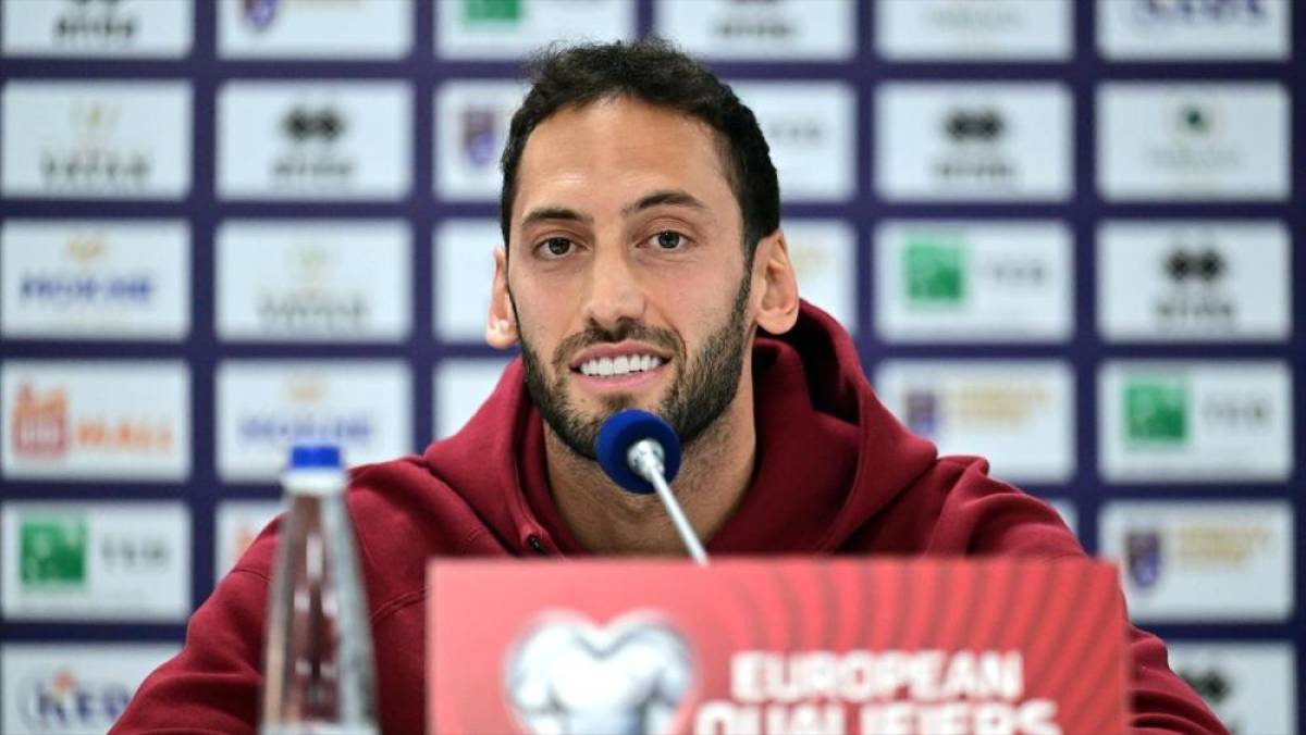 A Milli Futbol Takımı Kaptanı Hakan &Ccedil;alhanoğlu: Sadece bir ma&ccedil;ımız kaldı, &ccedil;ok yakınız, 90 dakikamız var