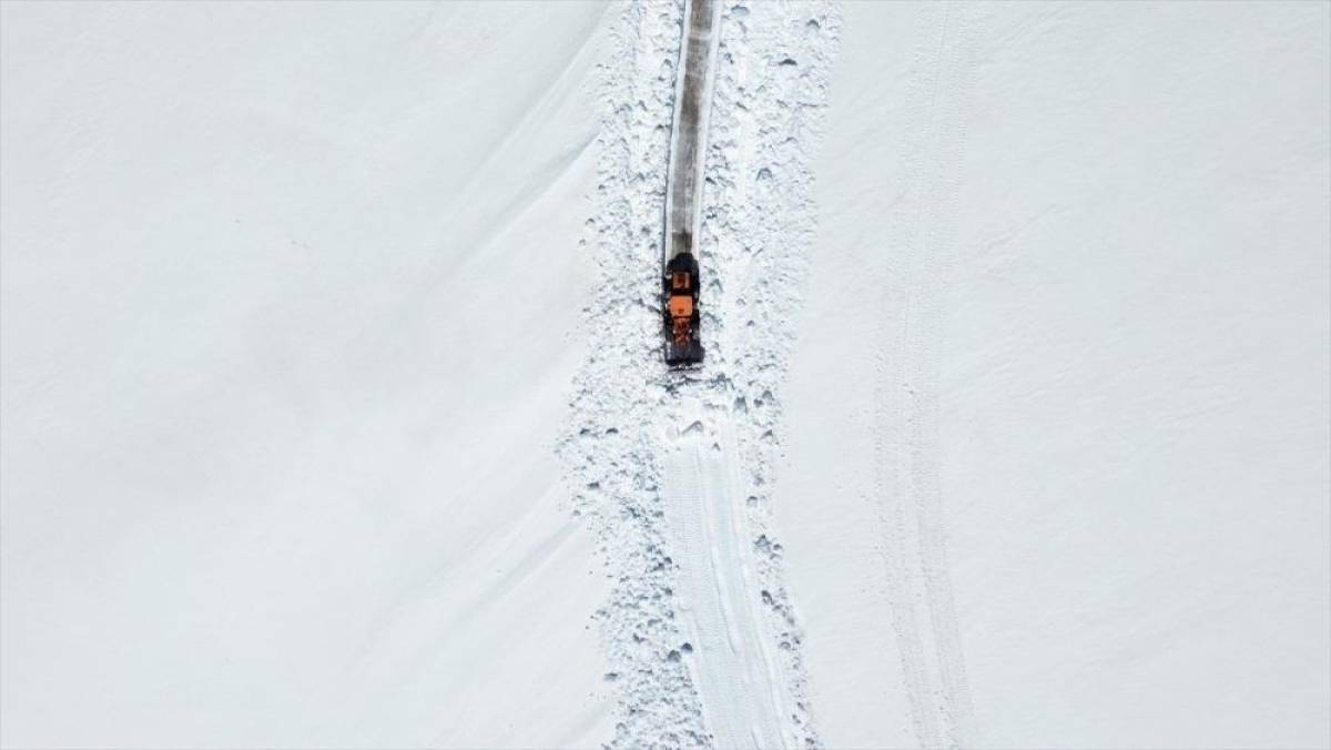 Bayburt'un y&uuml;ksek kesimlerinde karla m&uuml;cadele &ccedil;alışmaları devam ediyor
