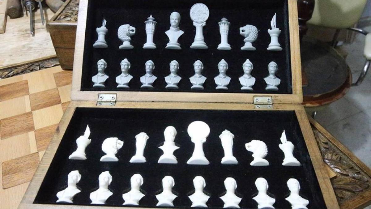 Depremde zarar g&ouml;ren okul sıraları, k&uuml;lt&uuml;rel fig&uuml;rl&uuml; satran&ccedil; takımına d&ouml;n&uuml;şt&uuml;r&uuml;ld&uuml;