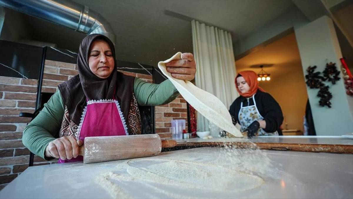 Gelin olduğu kırsal mahalleye kızıyla pide salonu a&ccedil;tı