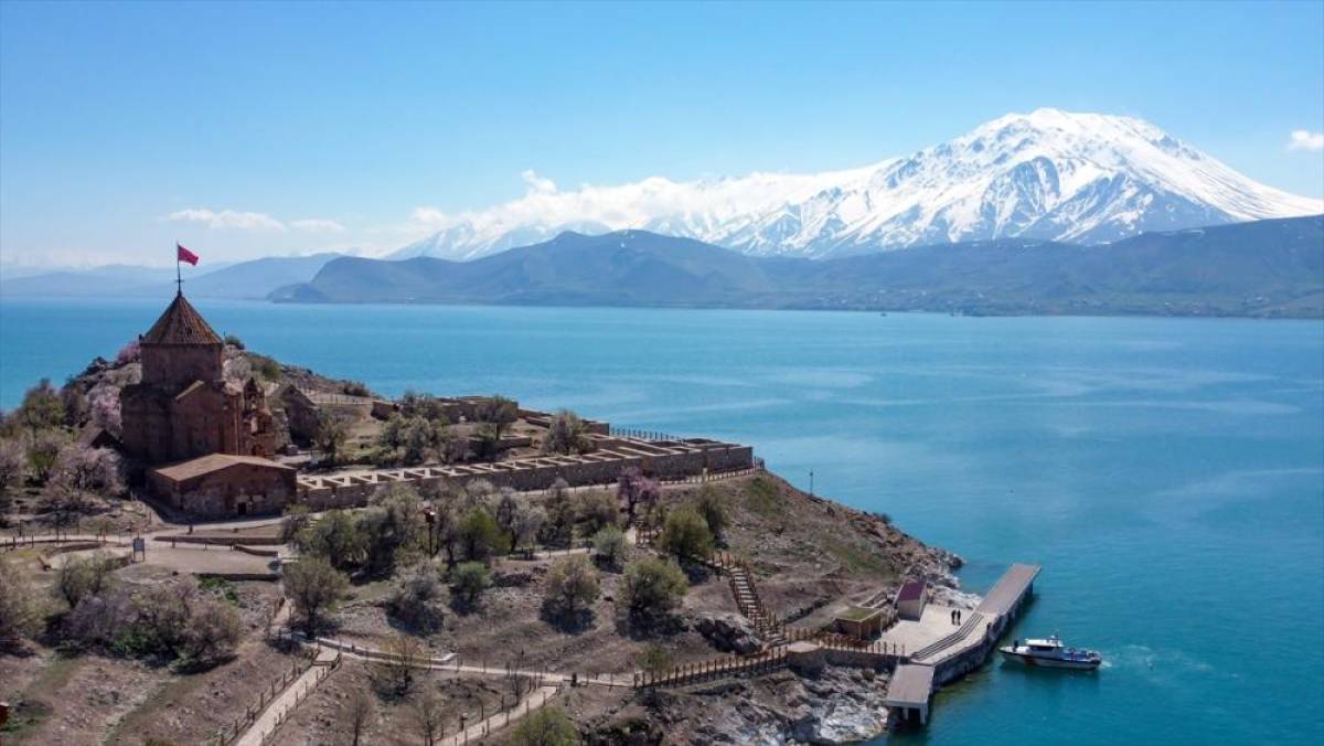 Van ile Bitlis sınırlarındaki alan "Van G&ouml;l&uuml; Deveboynu Yarımadası Milli Parkı" ilan edildi
