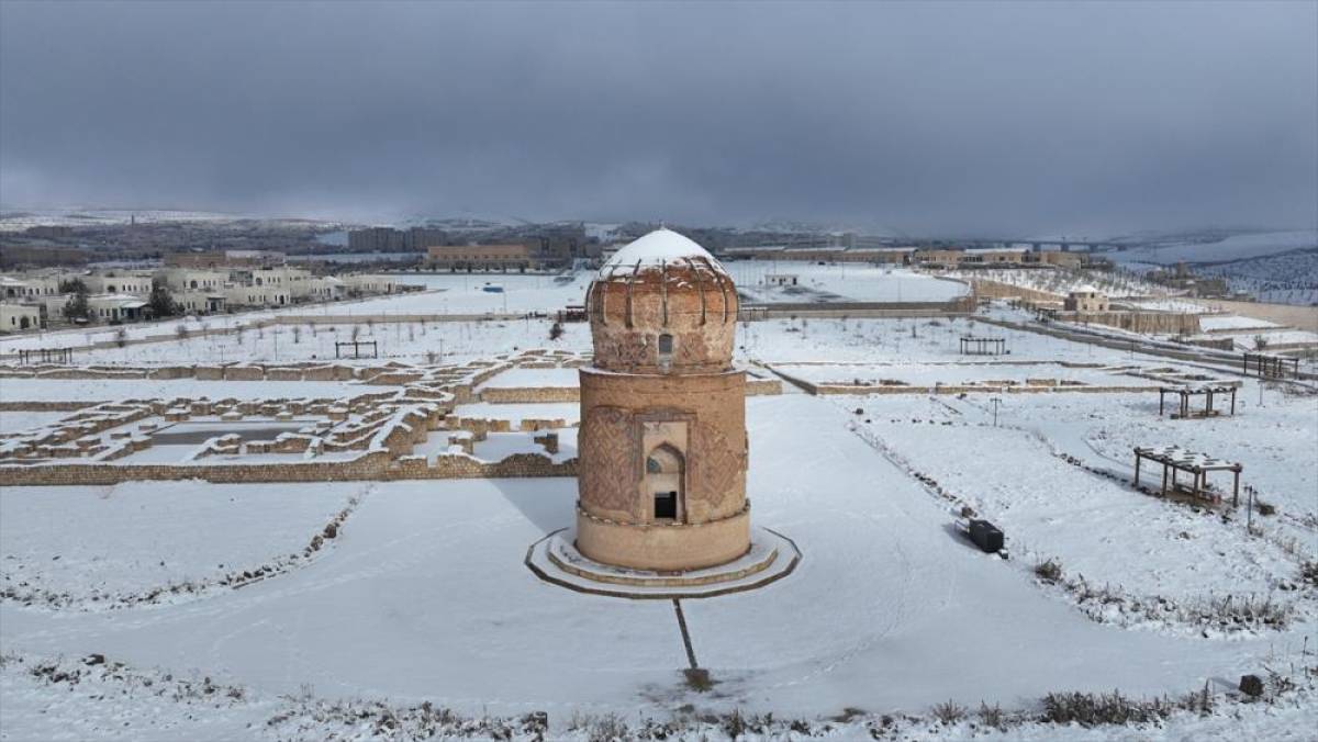 Hasankeyf'teki tarihi yapılar kar yağışıyla beyaza b&uuml;r&uuml;nd&uuml;
