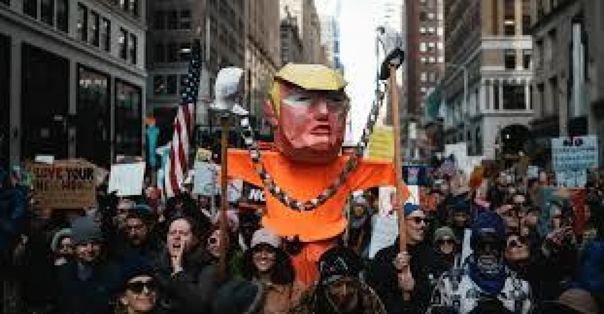 ABD'de 'Krallara Hayır' g&uuml;n&uuml;: B&uuml;y&uuml;k kalabalıklar Trump'ı protesto etti