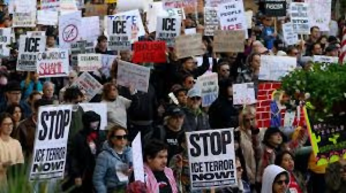 ABD'de &ouml;l&uuml;mlerin ardından binlerce kişi sokağa &ccedil;ıktı