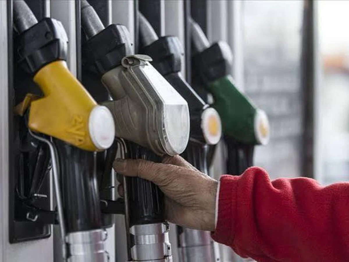 Akaryakıt fiyatları d&uuml;şt&uuml;: Motorine 5,36 TL b&uuml;y&uuml;k i̇ndirim