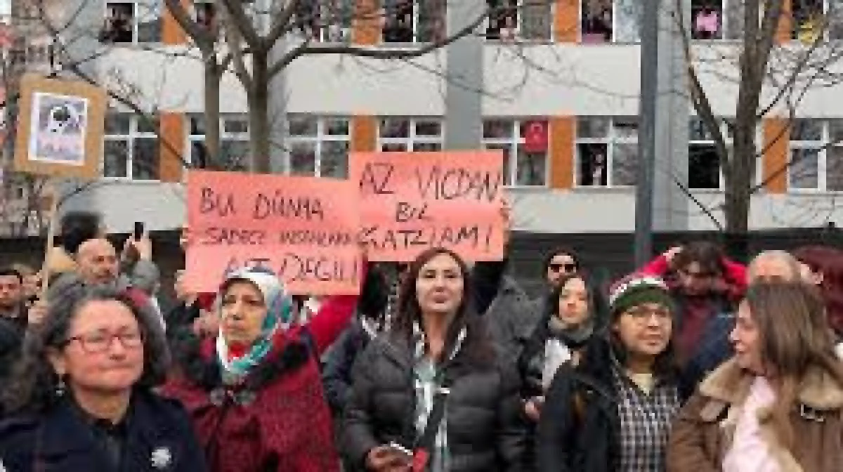 Ankara&rsquo;da ısınmak i&ccedil;in girdiği metroda katledildi: Hayvan severler 'Matmazel' i&ccedil;in sokakta