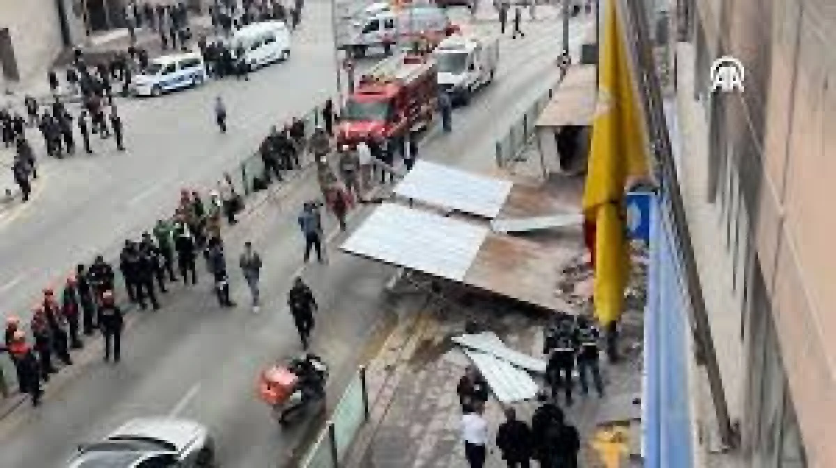 Ankara&rsquo;da yıkım sırasında platform devrildi: 3 yaralı