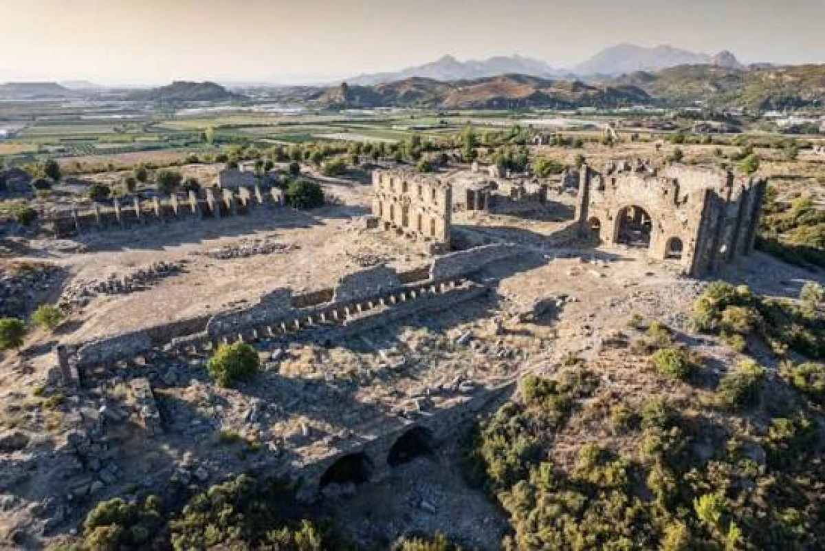 Aspendos'ta 2 bin yıllık Tiyatro Caddesinde &ccedil;alışmalar
