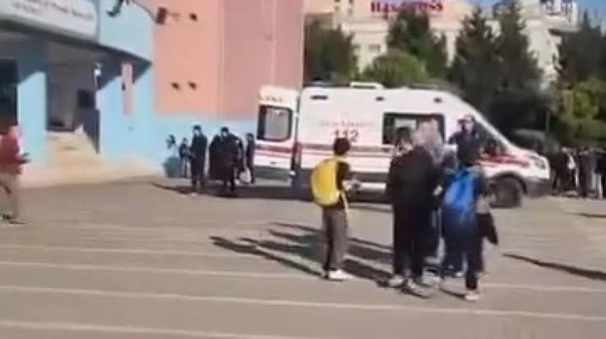 Başakşehir'de okulda bı&ccedil;aklı saldırı: 8 &ouml;ğrenci yaralandı, 3'&uuml;n&uuml;n durumu ağır