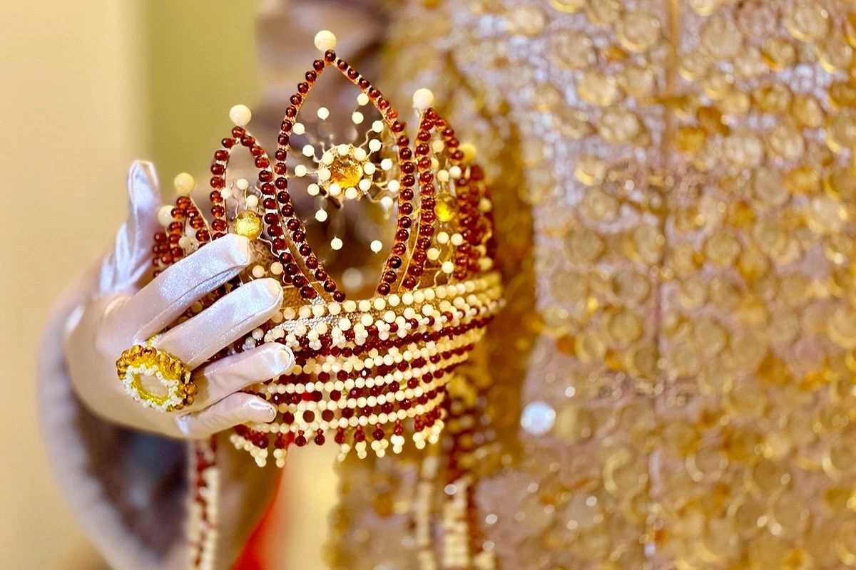 Bin kehribarlı kokoşnik