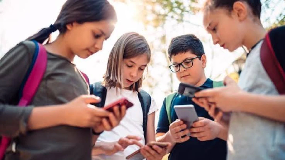 &Ccedil;ekya&rsquo;da okullarda cep telefonu yasaklanıyor