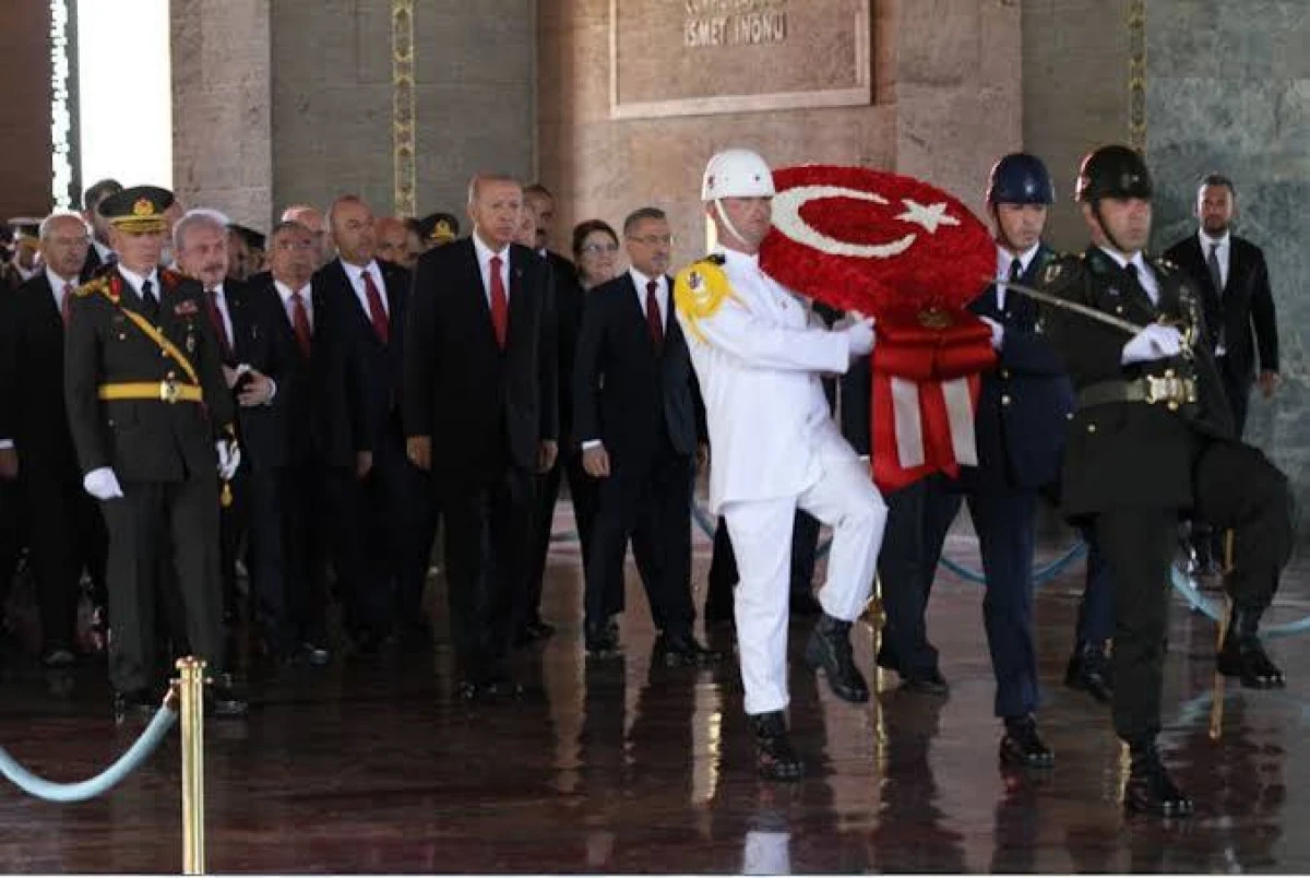 Cumhurbaşkanı Erdoğan ve devlet erkanı Anıtkabir'i ziyaret etti