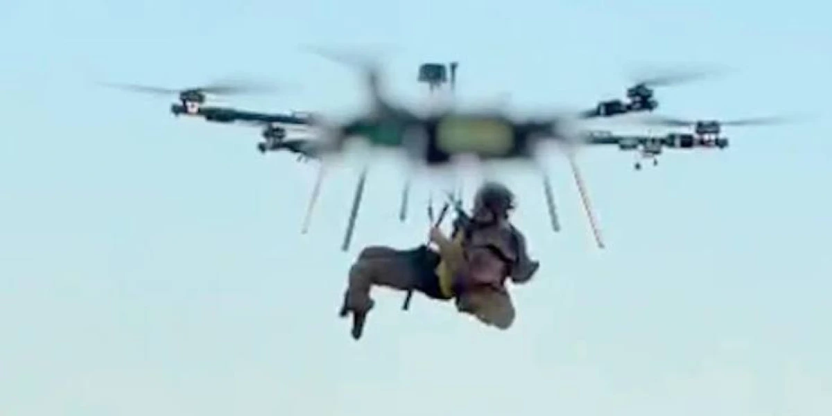 D&uuml;nyada ilk kez yaralı bir asker cepheden dronla tahliye edildi
