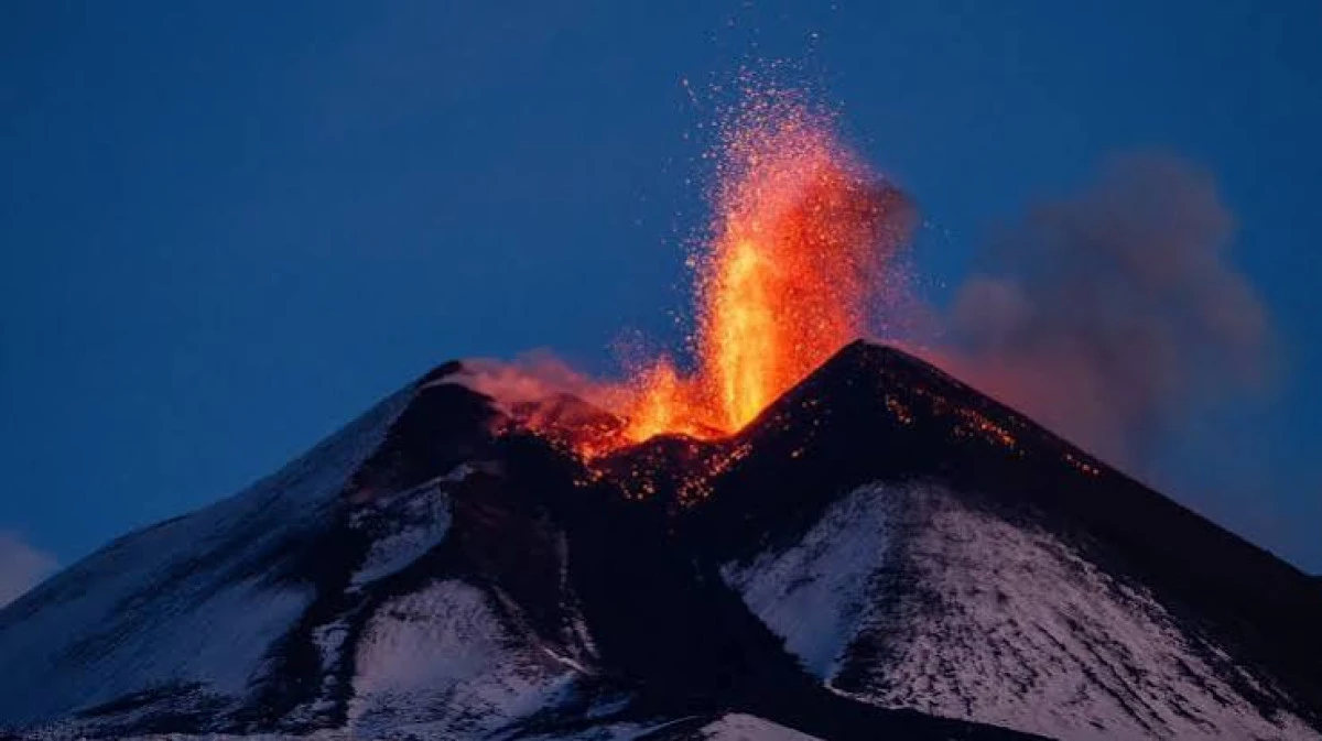 Etna Yanardağı patladı: K&uuml;l bulutları Libya'ya ulaştı