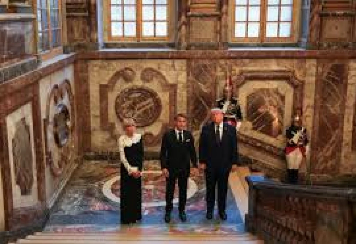 Fransa Cumhurbaşkanı Macron, Trump'ı Versay Sarayı'nda ağırladı