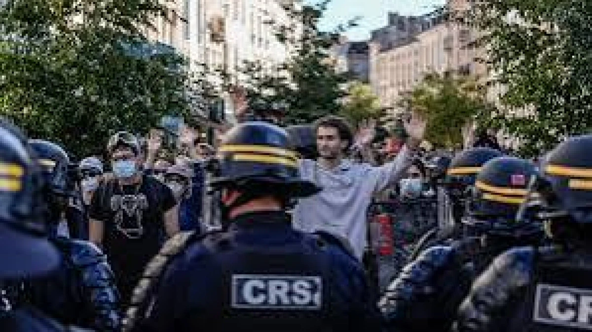 Fransa'da protestocularla polis arasında &ccedil;ıkan &ccedil;atışmalar nedeniyle liselerde eğitim askıya alındı