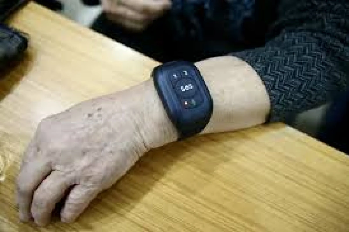 Giresun'da yalnız yaşayan yaşlılara 7/24 akıllı bileklik takıldı