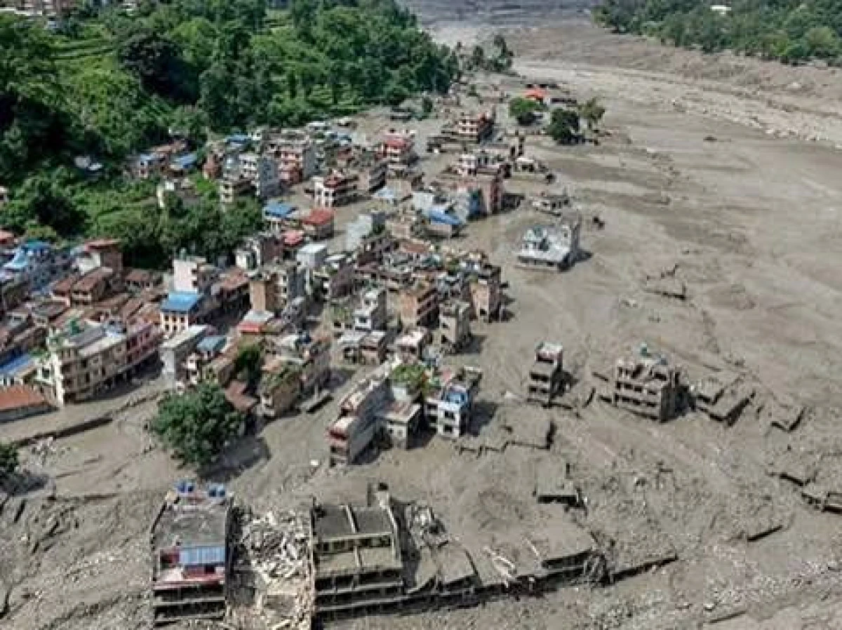 Himalayalar'da meydana gelen &ouml;l&uuml;mc&uuml;l selin ardından Nepal ve &Ccedil;in'de 1300'den fazla kişi kayıp