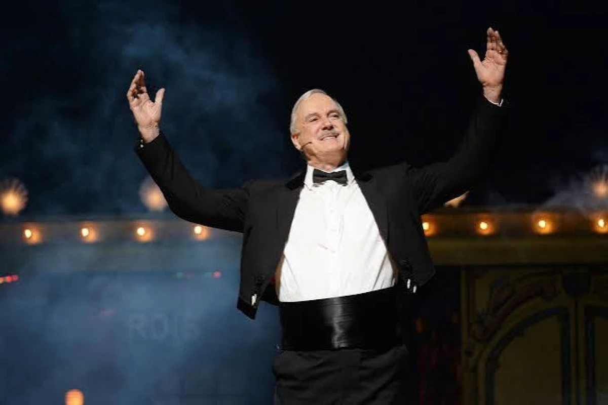 İngiliz komedyen John Cleese İstanbul&rsquo;da