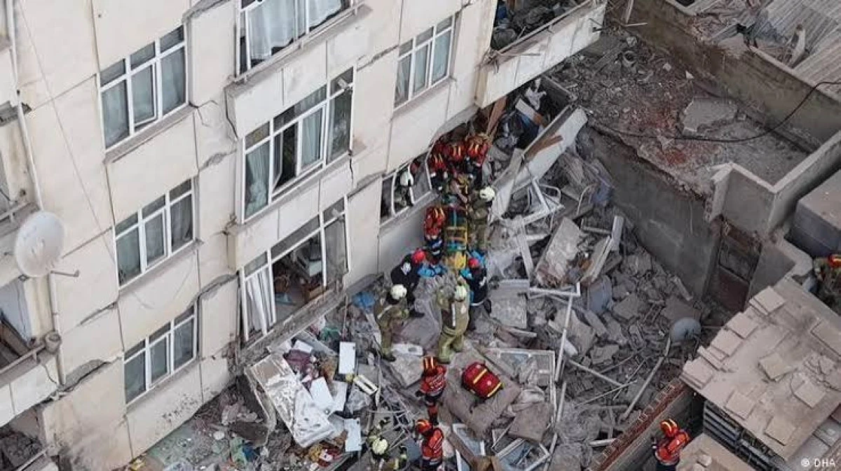 İstanbul Maltepe&rsquo;de 7 katlı binanın 3 katı &ccedil;&ouml;kt&uuml;: Enkaz altında kalanlar var