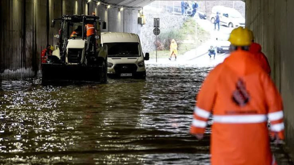 İstanbul'u sel felaketi: Mahsur kalanlar iş makineleriyle kurtarıldı