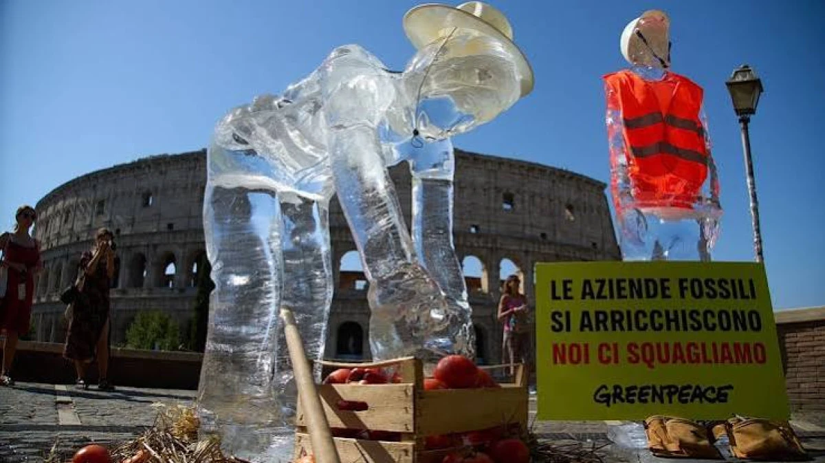 İtalya&rsquo;da eriyen buz heykellerle Roma'daki aşırı sıcaklar protesto edildi