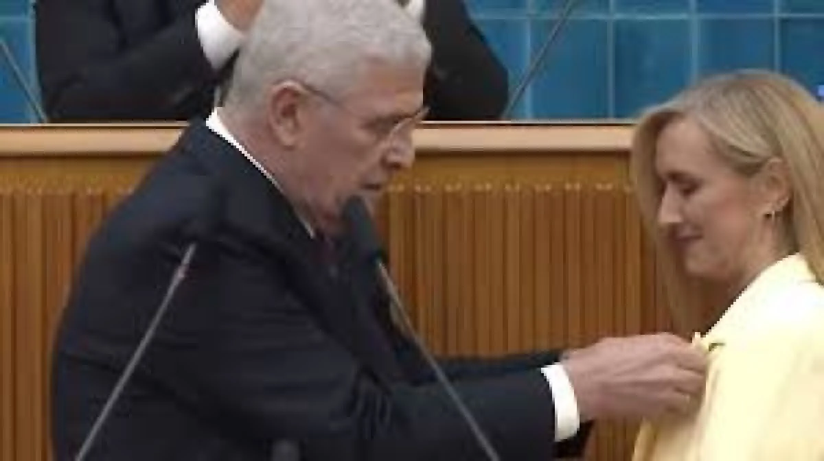 İYİ Parti'ye katıldı, rozetini Müsavat Dervişoğlu taktı