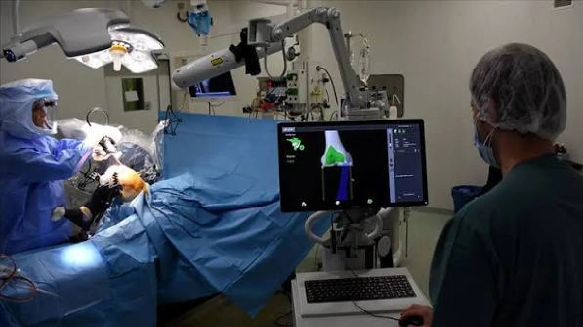 Kal&ccedil;a ve Diz Protezinde Robotik Cerrahi Yaygınlaşıyor