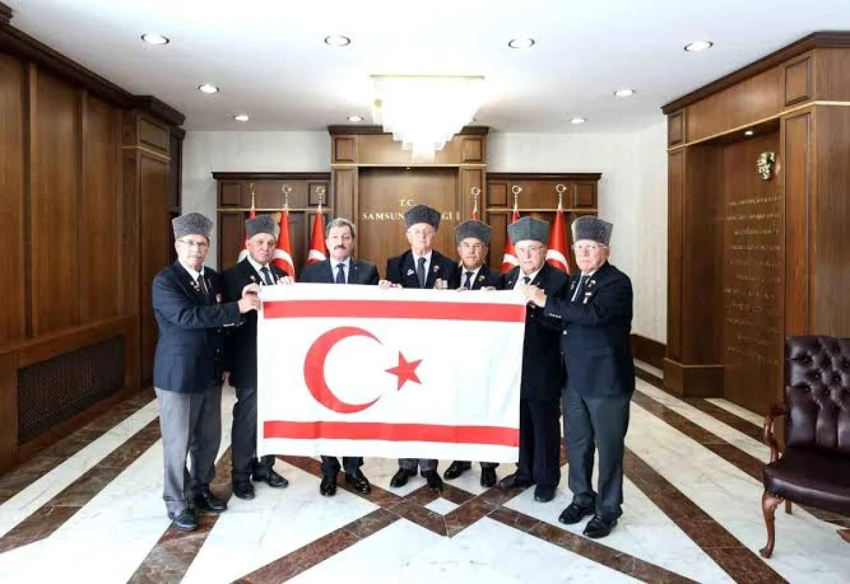 Kıbrıs Barış Harekatı'nın 52. Yılında Samsun Valisi'ne KKTC Bayrağı Takdim Edildi