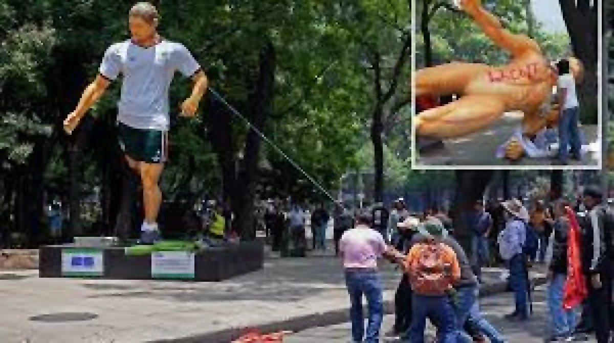 Meksiko City'deki protestoda D&uuml;nya Kupası futbolcu heykelleri devrildi