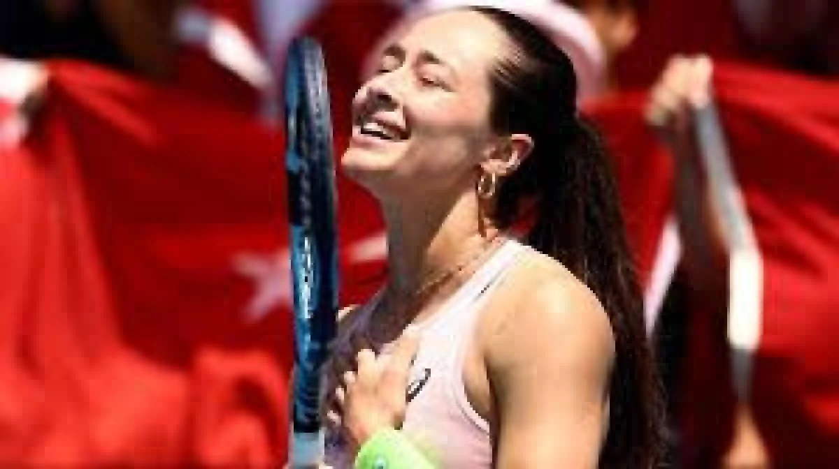 Milli tenis&ccedil;i Zeynep S&ouml;nmez tarih yazmaya devam ediyor: Avustralya A&ccedil;ık'ta &uuml;&ccedil;&uuml;nc&uuml; tura y&uuml;ksedi