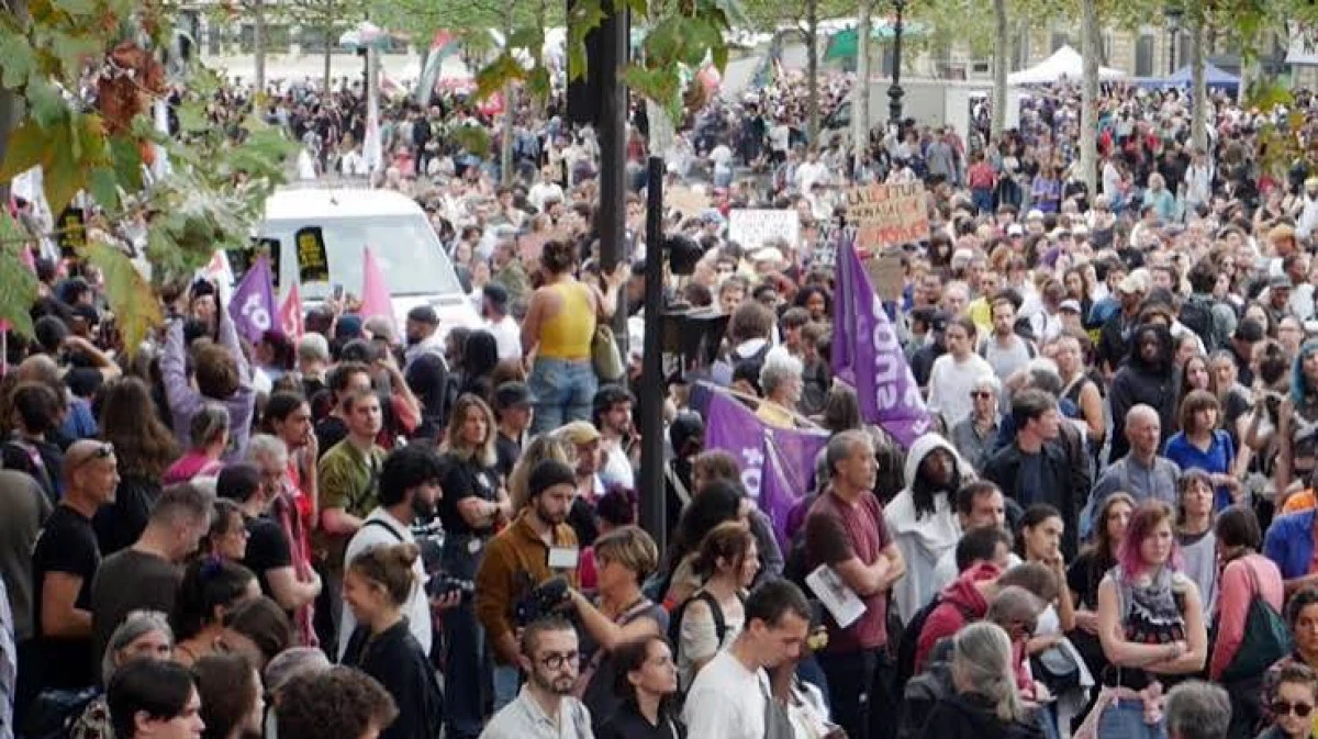 Paris'te binlerce kişi, polis ve jandarmanın silah kullanımına ilişkin yasaya karşı sokaklara d&ouml;k&uuml;ld&uuml;