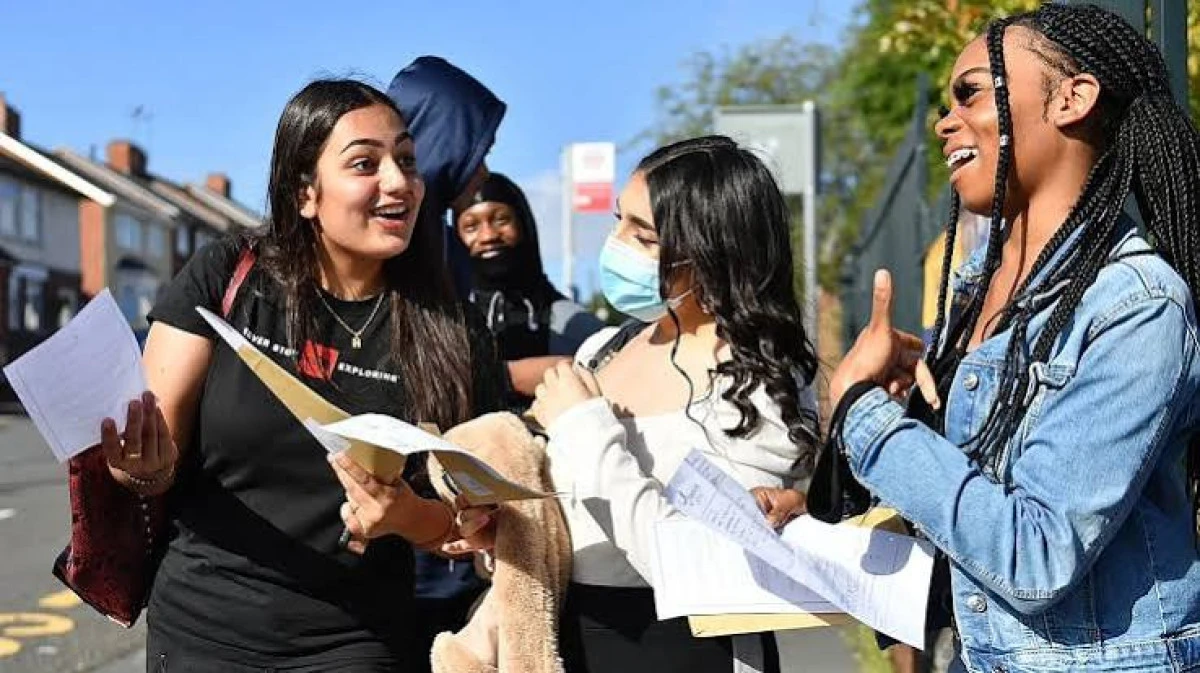 PISA Raporuna g&ouml;re dijitalleşme arttı akademik başarı d&uuml;şt&uuml;