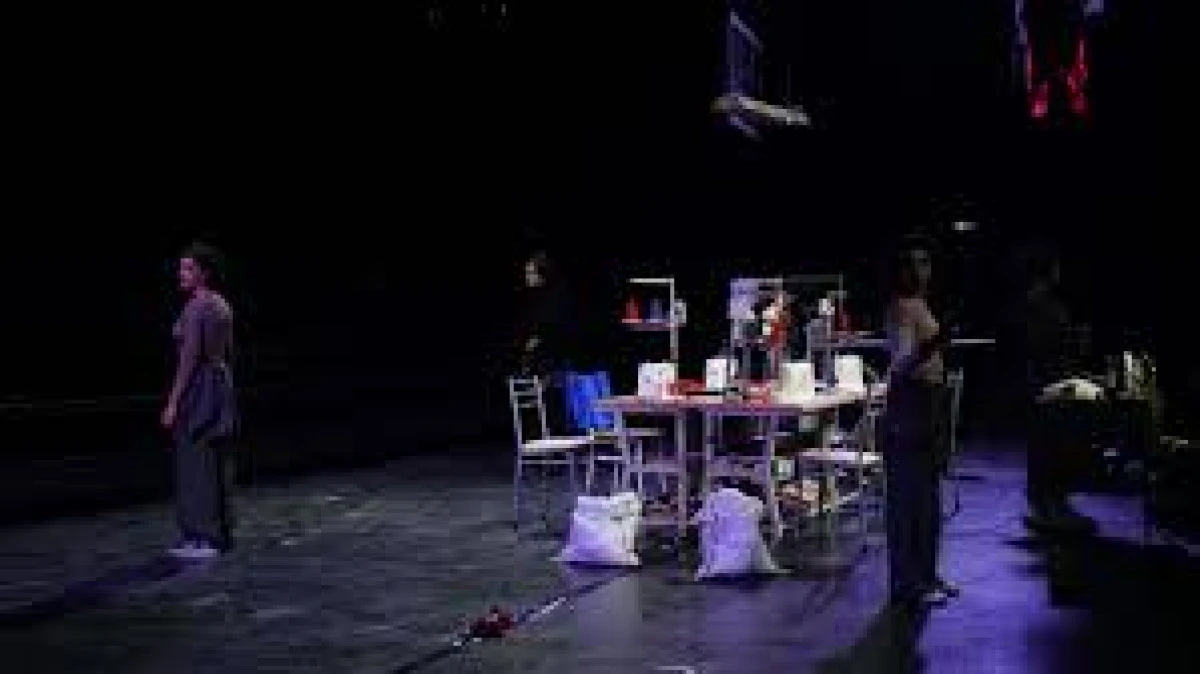 Sahnedekiler: Yanmış bir tekstil at&ouml;lyesinin k&uuml;llerinden y&uuml;kselen kadın hik&acirc;yeleri