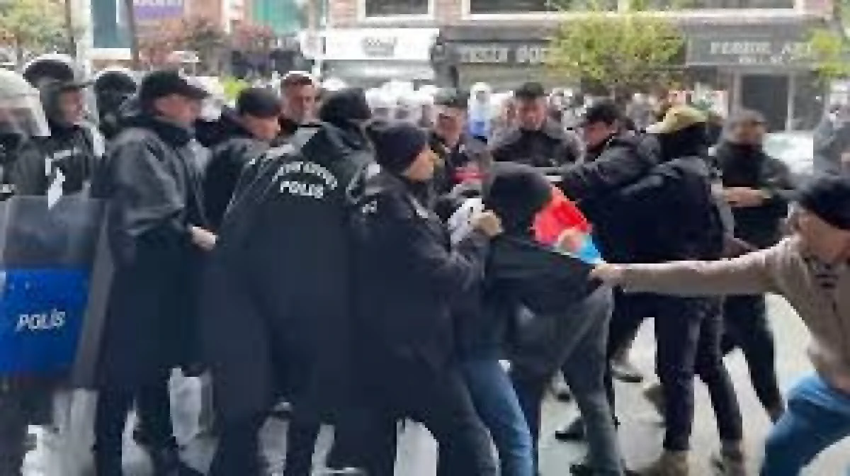 Taksim&rsquo;e y&uuml;r&uuml;mek isteyenlere polis m&uuml;dahalesi: 120 kişiye g&ouml;zaltı